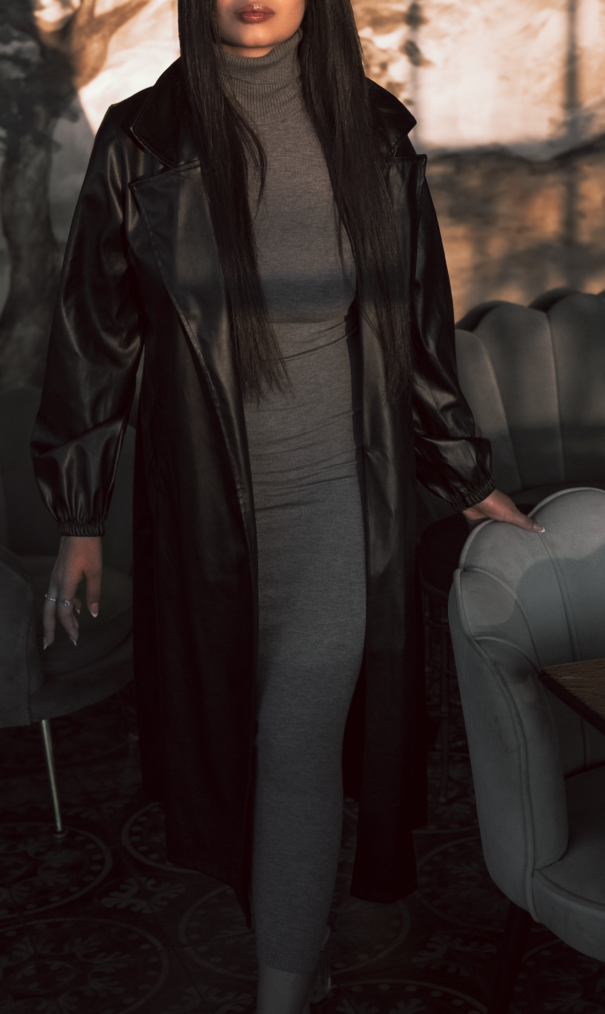 Trenchcoat aus schwarzem Kunstleder