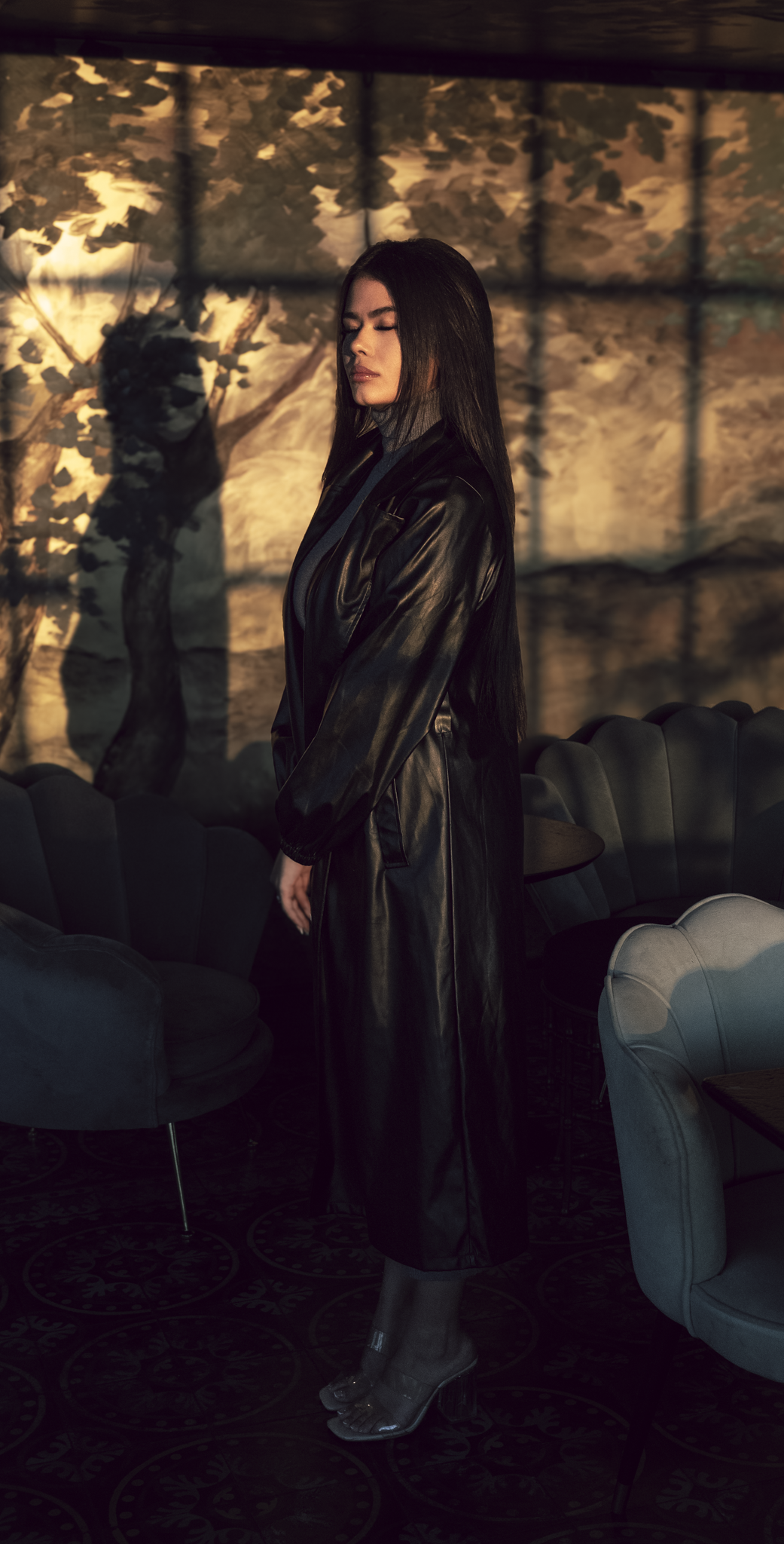 Trenchcoat aus schwarzem Kunstleder