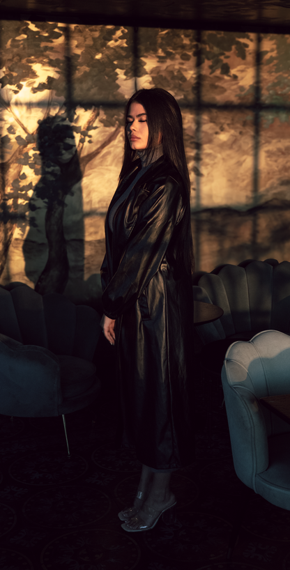 Trenchcoat aus schwarzem Kunstleder